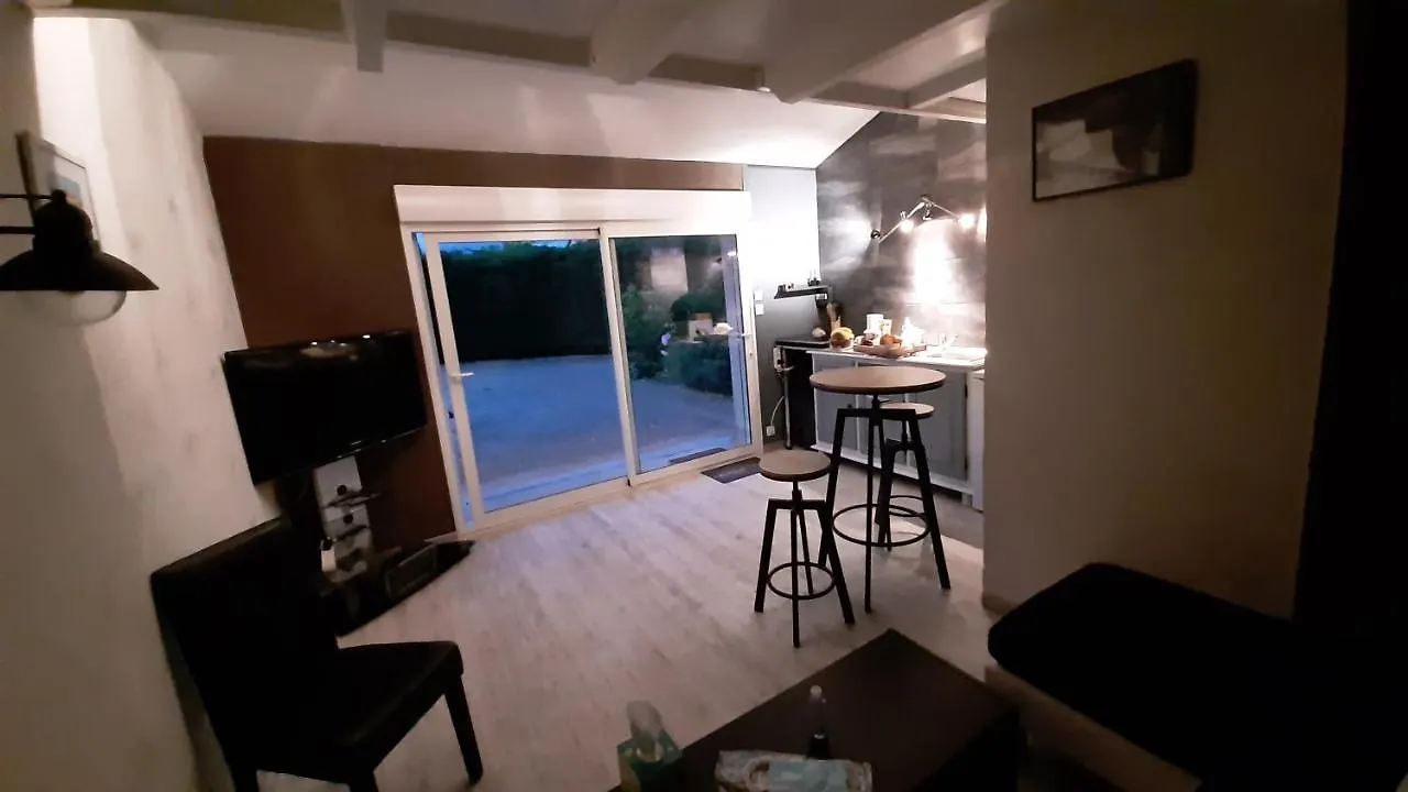 APPARTEMENT T1 PROCHE GARE TGV VALENCE ROMANS PISCINE et PARKING PRIVES STUDIO NESTOR Alixan