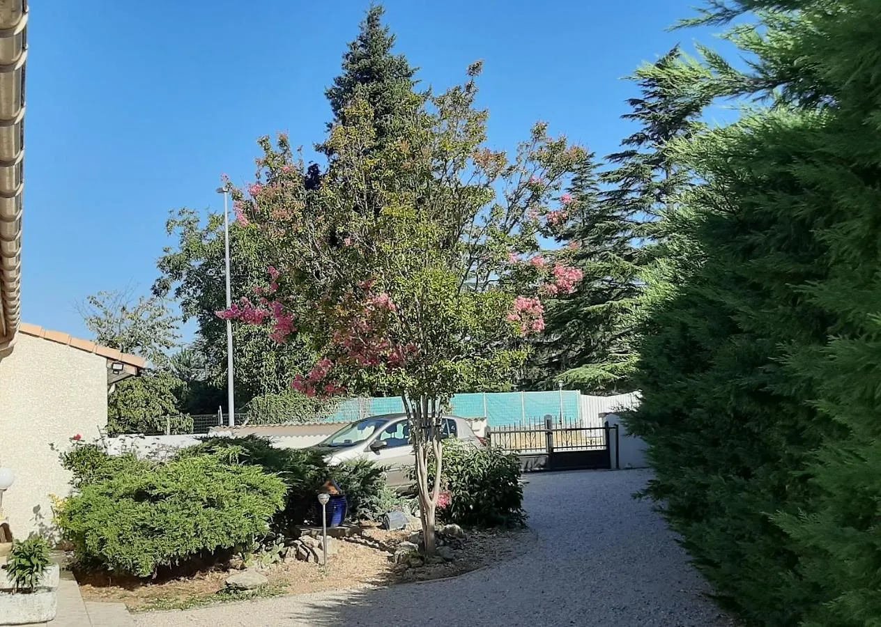 APPARTEMENT T1 PROCHE GARE TGV VALENCE ROMANS PISCINE et PARKING PRIVES STUDIO NESTOR Alixan France